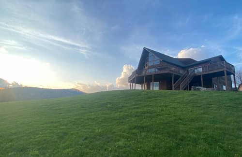 McHenry Ski Chalet | Serenity Sunsets! 2.8miles to WISP, hot-tub, pets