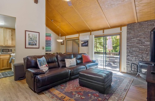 Shaver Lake House | Serenity Townhouse: Mountain Views, Pool &Hot Tub