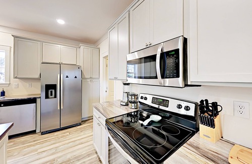 Weaverville House | Serenity Views Comfort - Sunsets, King Suite, Chef's Kitchen, Fireplace, Dogs!