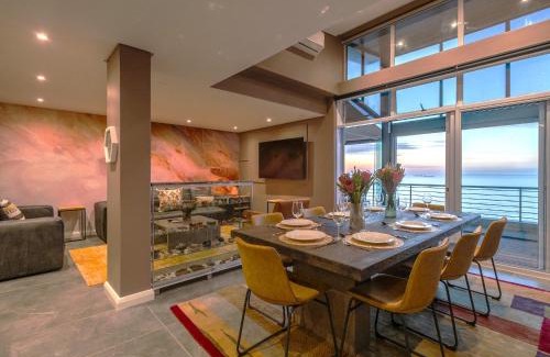 Bloubergstrand Apartment | Serviced Beach Penthouse, 100k Gemstone display, All Ensuite