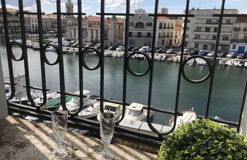 Sete Apartment | Sète quay apartment with view of boat fleet + Secure standard garage