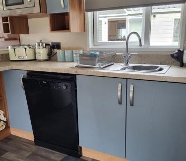 Prestonpans Resort | Seton Sands Holiday Village 2 Bedroom Elegant En-Suite Caravan with Bathtub