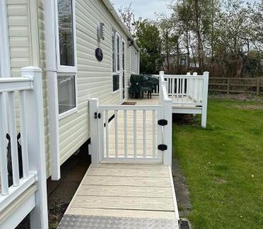 Prestonpans Resort | Seton Sands Holiday Village 2 Bedroom Elegant En-Suite Caravan with Bathtub