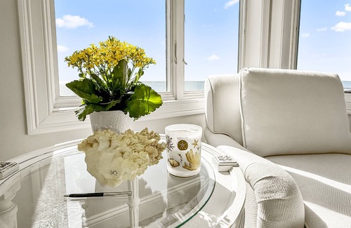 Milford Condo | Setting Sun Waterfront Retreat on Hillside