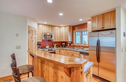 Oregon Water Wonderland House | Settle Inn, Riverfront Sunriver Home, Hot Tub, Pet Friendly