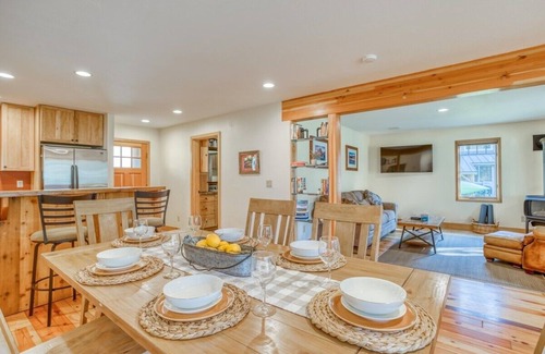 Oregon Water Wonderland House | Settle Inn, Riverfront Sunriver Home, Hot Tub, Pet Friendly