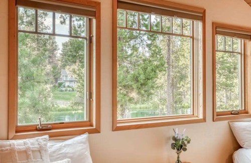 Oregon Water Wonderland House | Settle Inn, Riverfront Sunriver Home, Hot Tub, Pet Friendly