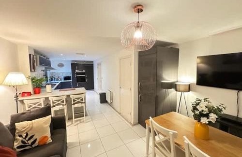 Horfield House | Sevastopol Four Bedroom House near Gloucester Road