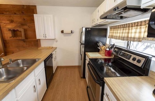 Seven Springs Condo | Seven Springs 3 BR Deluxe Condo, Near Golf Course by RedAwning - Save 10% on 3 Nights, 15% on 5 Nights!