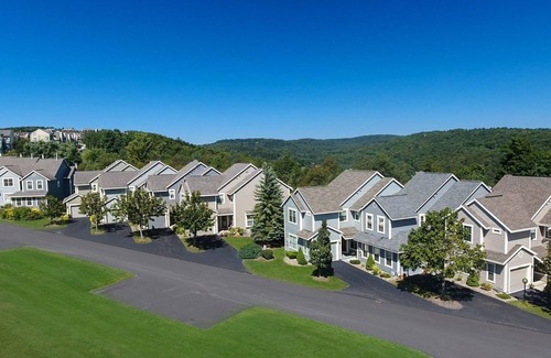 Seven Springs Condo | Seven Springs Woodridge 4 Bedroom Premium Condo, Deck with Mountain Views by RedAwning