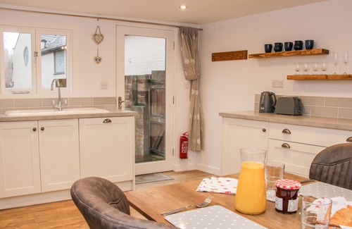 Shrewsbury Cottage | SEVERN WAY COTTAGE, pet friendly, with a garden in Shrewsbury
