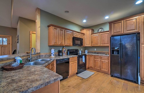 Sevierville Cabin | Sevierville Cabin w/Lake Views & Wraparound Porch
