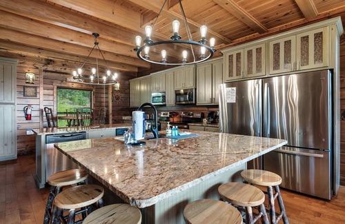 Gatlinburg - Pigeon Forge Cabin | Sevierville - Mountain Golf Lodge - 8 Bdrms.