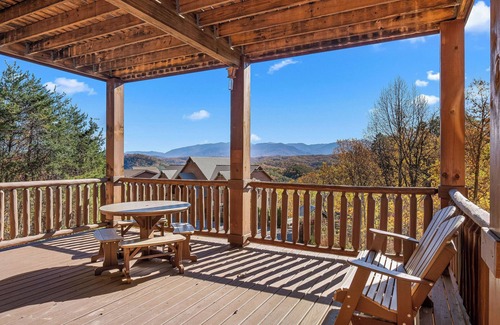 Gatlinburg - Pigeon Forge Cabin | Sevierville - Mountain Golf Lodge - 8 Bdrms.