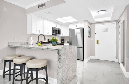 Coconut Grove Apartment | SF Palm Oasis Pool + Free Parking