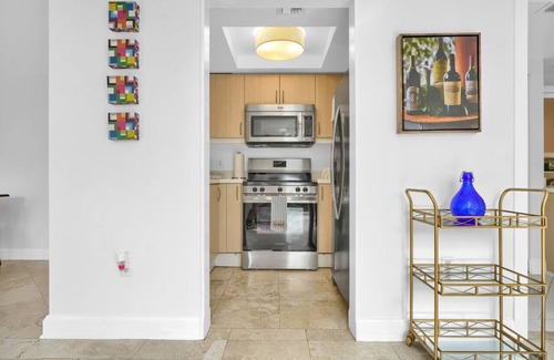 Coconut Grove Apartment | SF Sunny Getaway + Pool & Parking