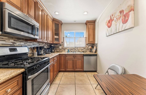 Reseda House | SF Valley Comfort - Front duplex home> Lake Balboa