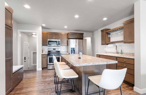 Green Bay House | SGB4- Steps to Lambeau, Big Groups: 9 Beds!