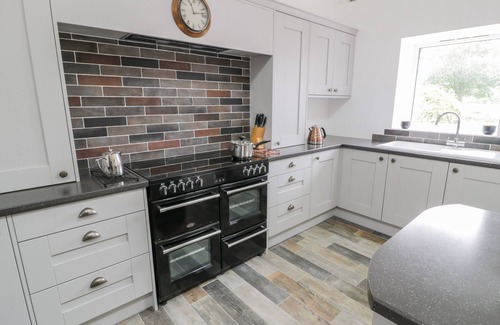 Menai Bridge Cottage | 'SGUBOR, family friendly, character holiday cottage in Pentraeth