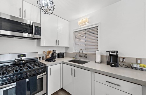 Laguna Beach Apartment | SH 1 Ocean View condo, walk to Main Beach, heated pool Accs