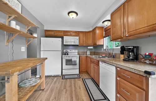 Silver Lake House | Shabby Chic 3BR Lake Retreat – Walk to Park, Shops, & More
