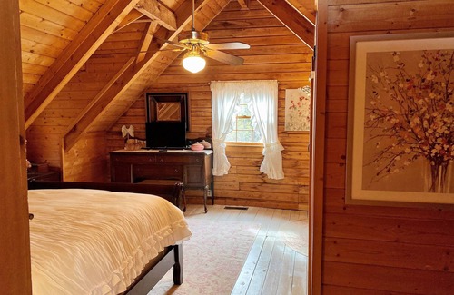Pine Mountain Cabin | Shabby Chic meets the mountains! Sleeps 6