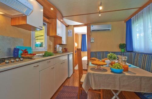 Baia Domizia Ski Chalet | Shaded Retreat by the Beach