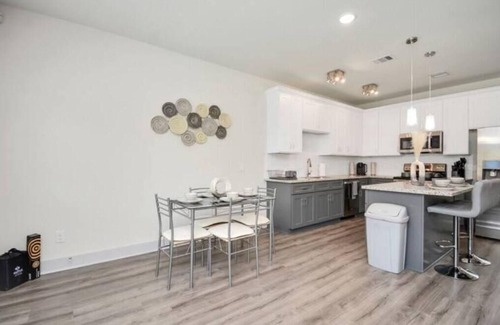 Southeast Houston House | Shades of Grey 3 BR/2.5 BA Near Dwntwn & NRG