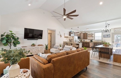 Winchester House | Shady Cove Retreat-Beautifully Decorated with Fire Pit