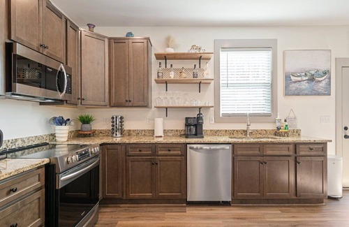 Winchester House | Shady Cove Retreat-Beautifully Decorated with Fire Pit
