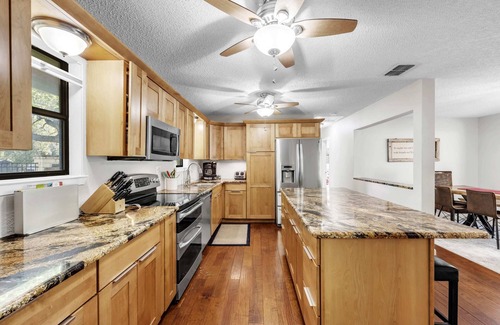 Kingsland House | Shady Grove: Lakefront house, huge yard, & kayaks