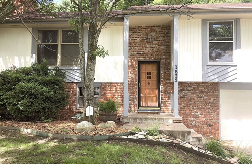 Pauline House | Shady Lane ~ Quiet NBHD ~Near Lake ~ King Beds