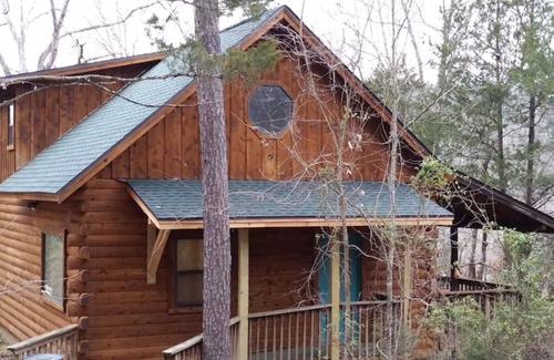 Eureka Springs Cabin | Shady Oak- Luxury Two bedroom, Two bath Cabin with Hot Tub! Hiking Trail and Cave on property!