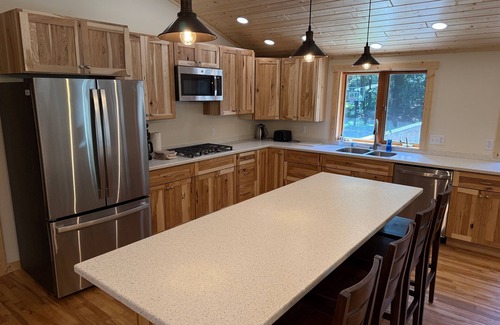 Tomahawk Cabin | Shady Rest Cabin #12, Brand-New 4-Bedroom Lakeside Cottage