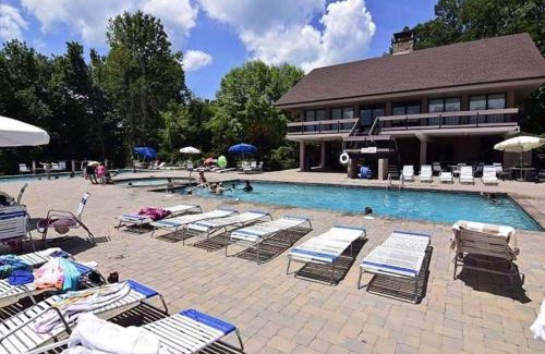 Chalet Village Ski Chalet | Shady Woods Retreat 3BR Chalet