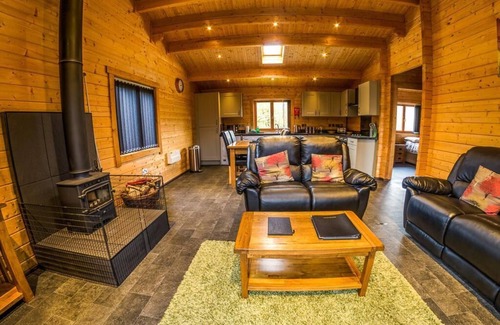 Wimborne Saint Giles Apartment | Shaftesbury Lodge-Couples lodge with hot tub