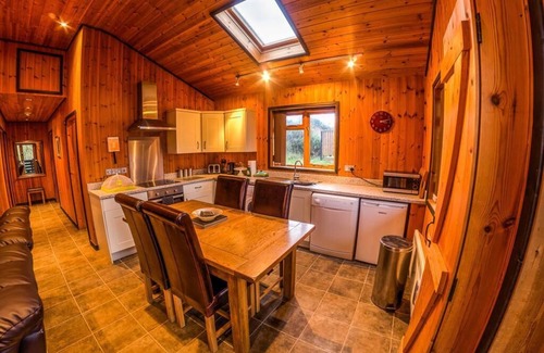 Wimborne Saint Giles Apartment | Shaftesbury Lodge-Couples lodge with hot tub