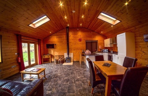 Wimborne Saint Giles Apartment | Shaftesbury Lodge-Couples lodge with hot tub