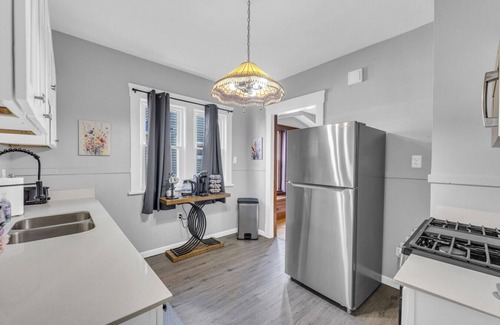 Cleveland Apartment | Shaker Square|Sleeps 4|Front Porch|Coffee Station