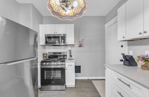 Cleveland Apartment | Shaker Square|Sleeps 4|Front Porch|Coffee Station