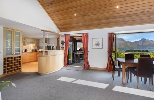 Queenstown City Centre House | Shambala: Luxury Villa with Queenstown Views