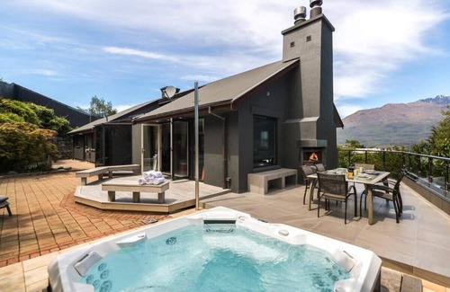 Queenstown City Centre House | Shambala: Luxury Villa with Queenstown Views