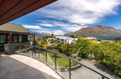 Queenstown City Centre House | Shambala: Luxury Villa with Queenstown Views
