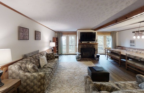 Snowshoe House | Shamrock #68 - Perfect for a Multi Family Getaway - Cozy and Comfortable for All by RedAwning