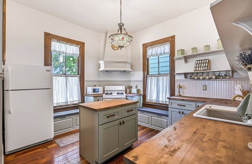 Galveston House | Shamrock Sea Bungalow-Historic East End Home sleep 10 Guests-UTMB,Strand, Beach