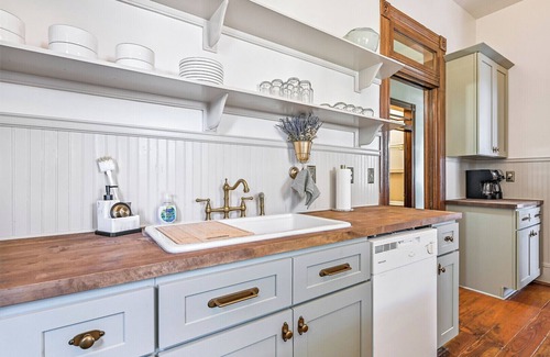 Galveston House | Shamrock Sea Bungalow-Historic East End Home sleep 10 Guests-UTMB,Strand, Beach
