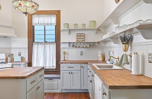 Galveston House | Shamrock Sea Bungalow-Historic East End Home sleep 10 Guests-UTMB,Strand, Beach
