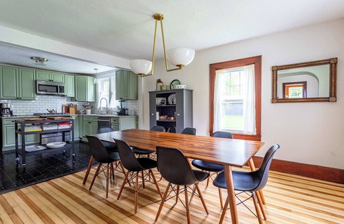 Livingston Manor House | Shandelee Brook House: Hot Tub Serenity | Peaceful Surroundings | 5 Mins to Livi