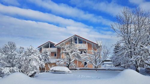 Uebersee Apartment | Shania Residence