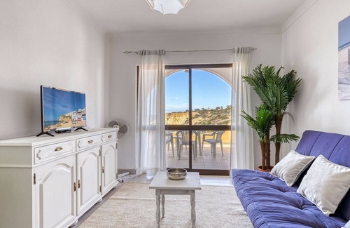 Vale de Centianes Apartment | Shanta Spacious 3 Bedrooms Apartment Overlooking the Beach